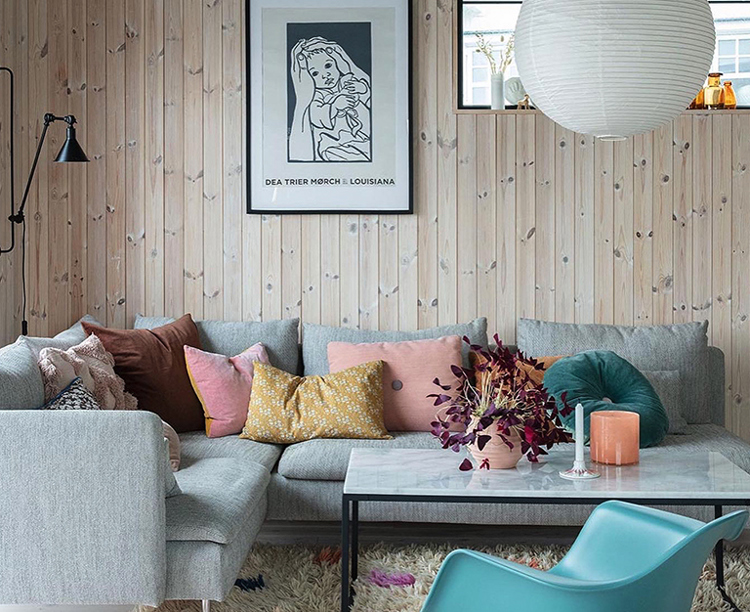 Interiørprisen Stue Furu Fondvegg Moderne Fargerikt1