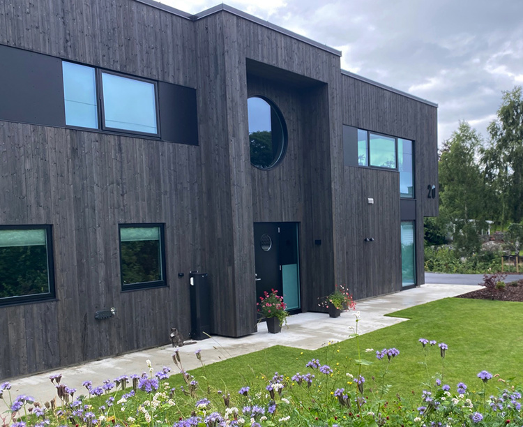 Spennende enebolig med NORD-kledning