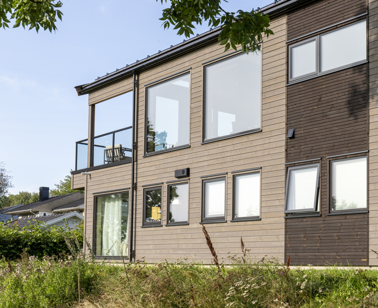 Kledning TRYR Skygrå Og Røykbrun Hus1