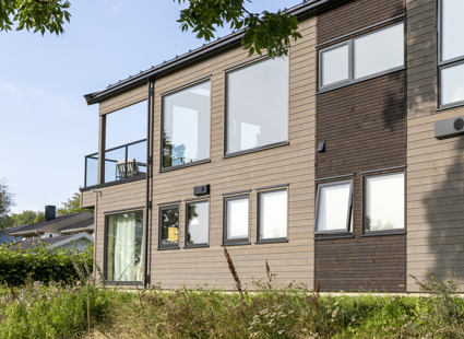 Kledning TRYR Skygrå Og Røykbrun Hus1