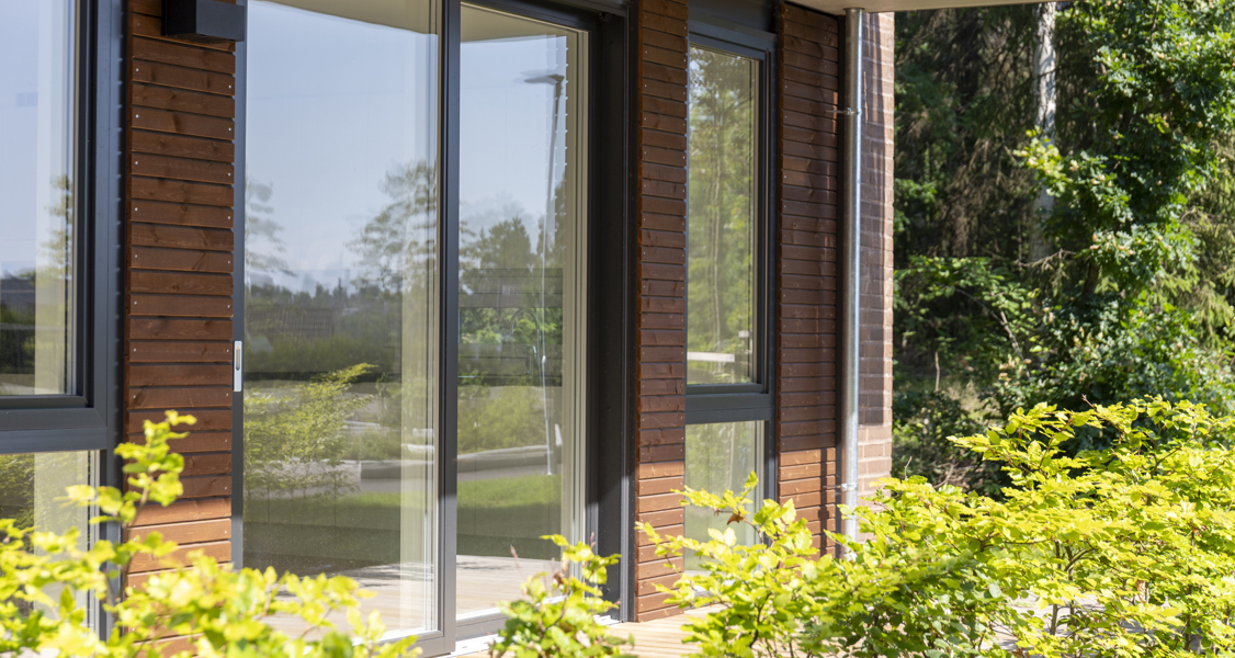 Kledning TRYR Skygrå Og Solbrun Dobbelfals Med Spor Brekketunet OBOS 1