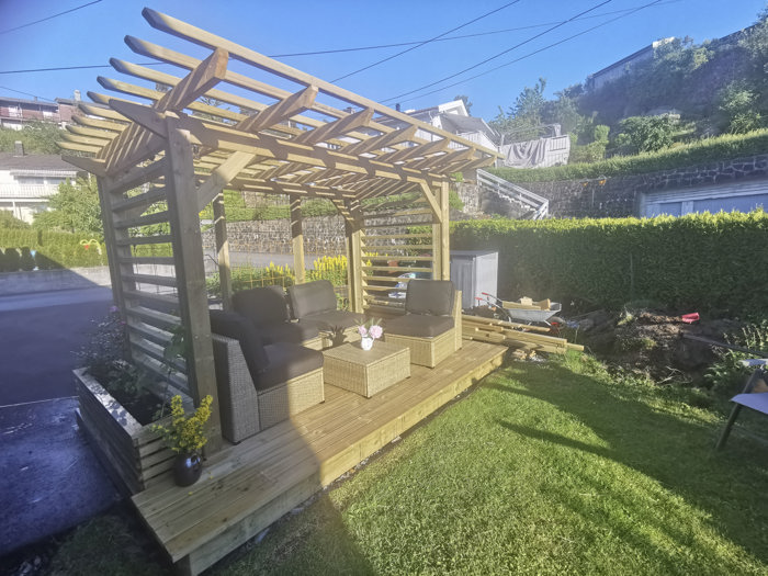 Pergola (109 Av 12)