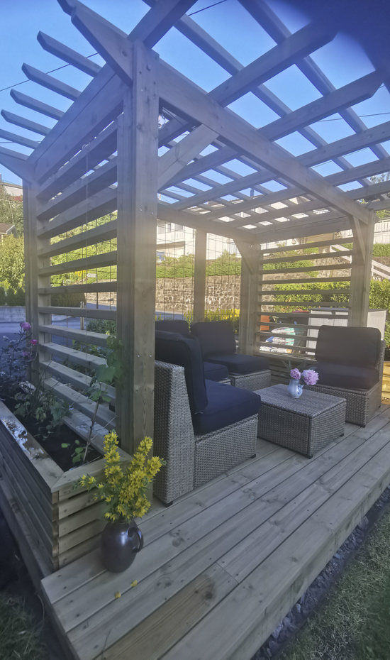Pergola (111 Av 12)