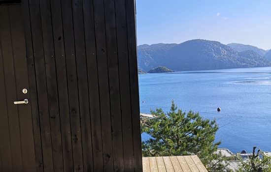 Hytteprisen Naust Sort Mørkt Sjø2