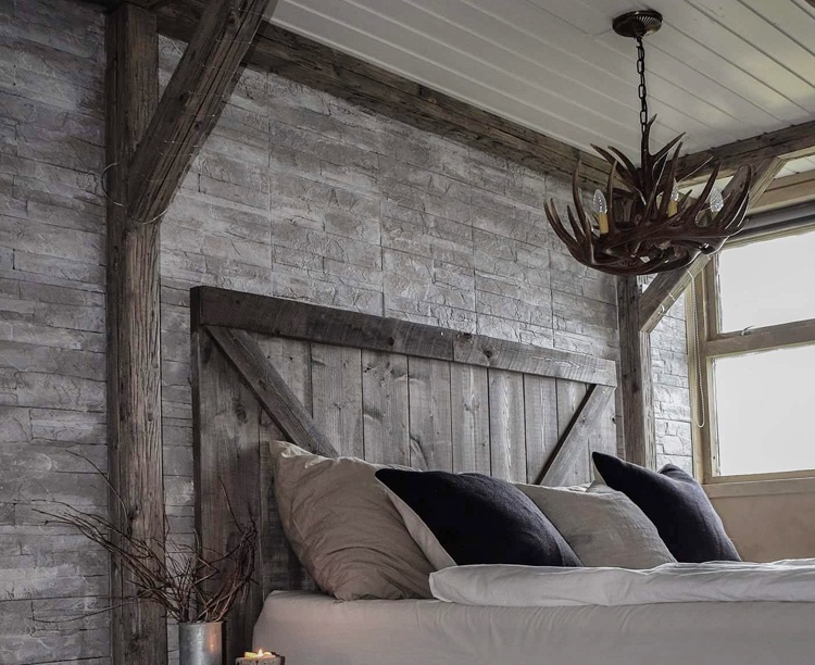 Rustikk seng laget av gjenbrukt tre